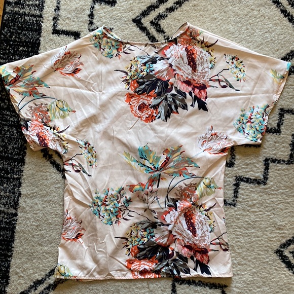 Cute Twist front blouse - Picture 4 of 7